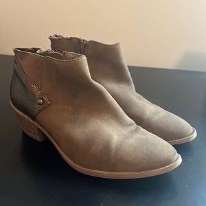 Simply Vera Vera Wang Booties size 8